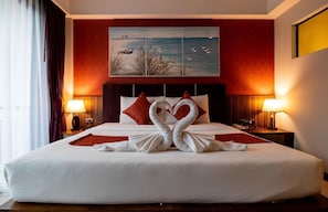 Deluxe-Doppelzimmer, Poolblick | Minibar, Zimmersafe, Schreibtisch, Verdunkelungsvorhänge