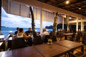 Petit déjeuner, déjeuner et dîner servis sur place, vue sur la mer