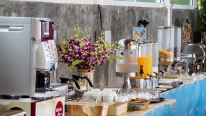 Daily cooked-to-order breakfast for a fee