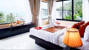 Executive Suite | Minibar, in-room safe, desk, blackout drapes
