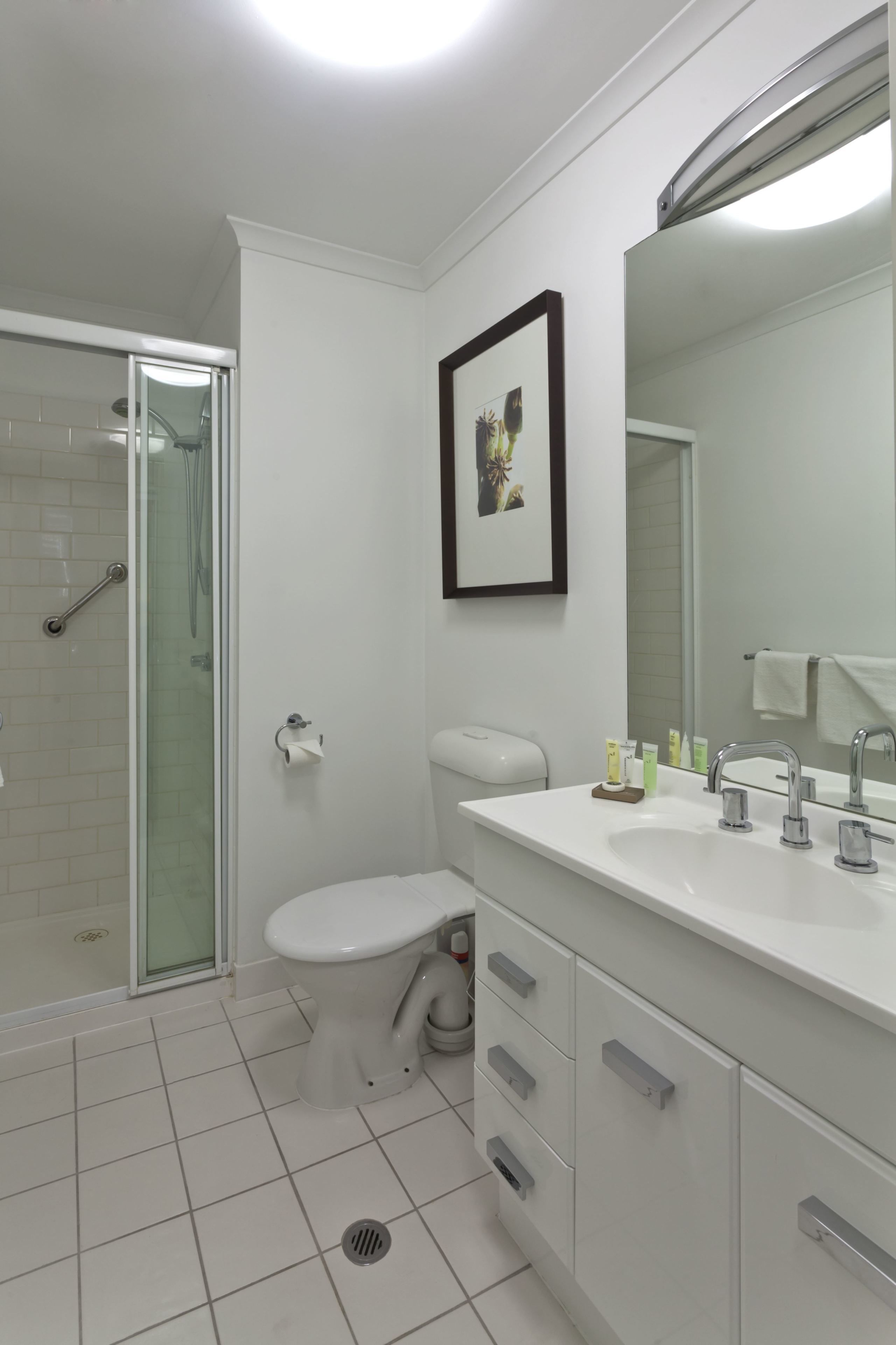 Two Bedroom Apartment (Two Bathrooms) | Bathroom | Shower, hydromassage showerhead, free toiletries, hair dryer