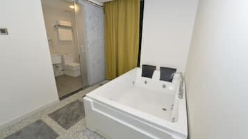 Grand-Zimmer, 1 King-Bett, Whirlpool | Whirlwanne