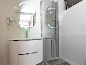 In-room safe, desk, iron/ironing board, free WiFi - Unic Hotel (Kota Kinabalu)