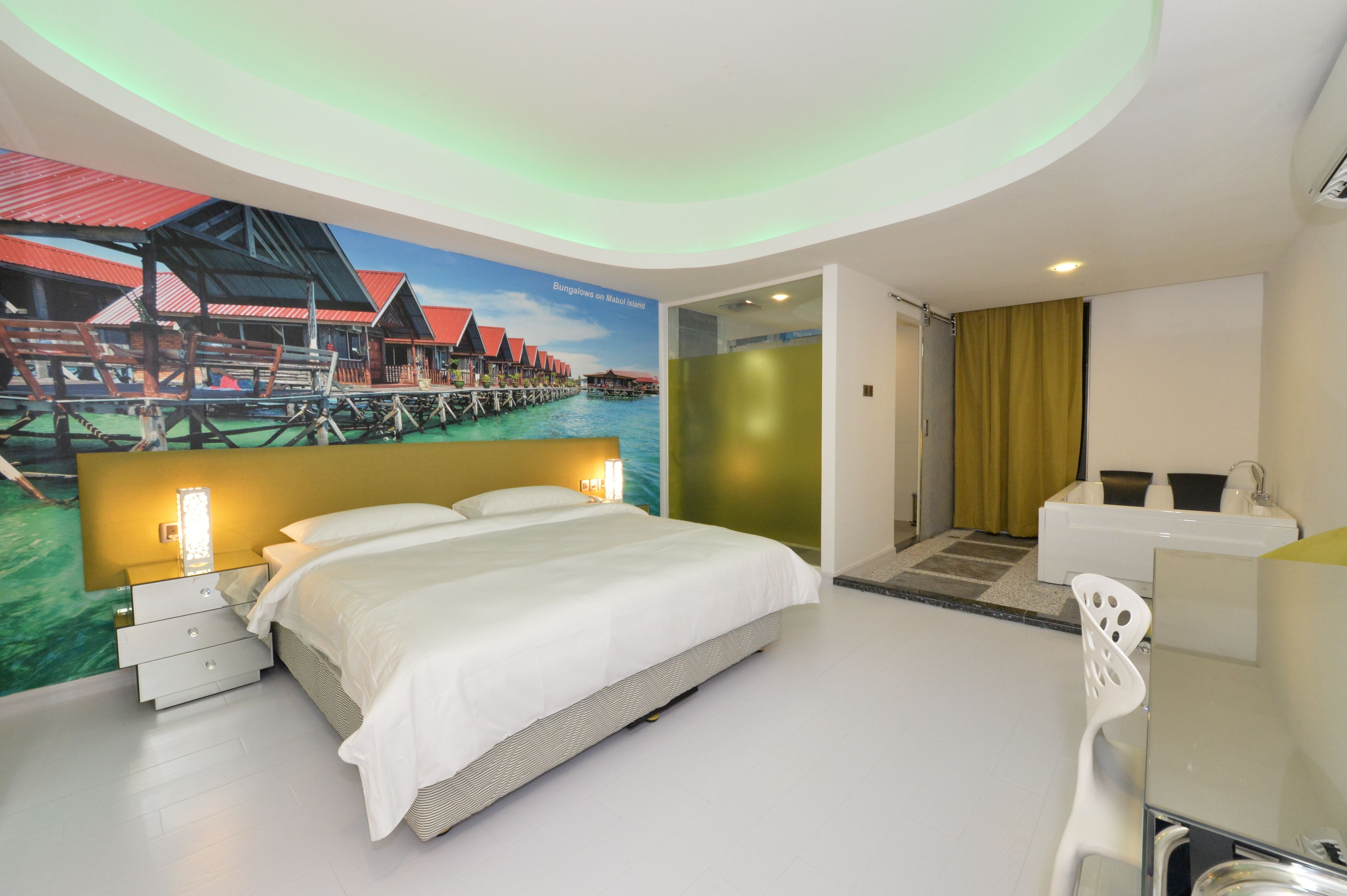 Grand Room, 1 King Bed, Jetted Tub | In-room safe, desk, iron/ironing board, free WiFi