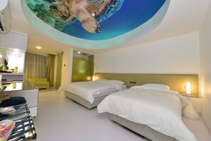 Habitación de hotel con dos camas, un mural en el techo con una tortuga y un diseño moderno.