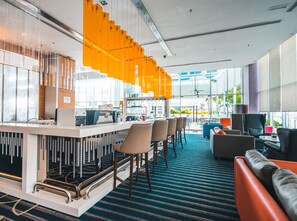 3 間餐廳；供應早餐、午餐、晚餐；美國菜