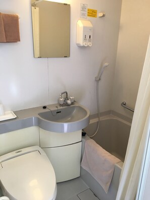 Duschwanne, kostenlose Toilettenartikel, Haartrockner, Handtücher