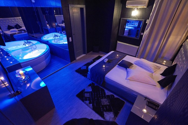Suite, Jetted Tub | WiFi (free), bed sheets