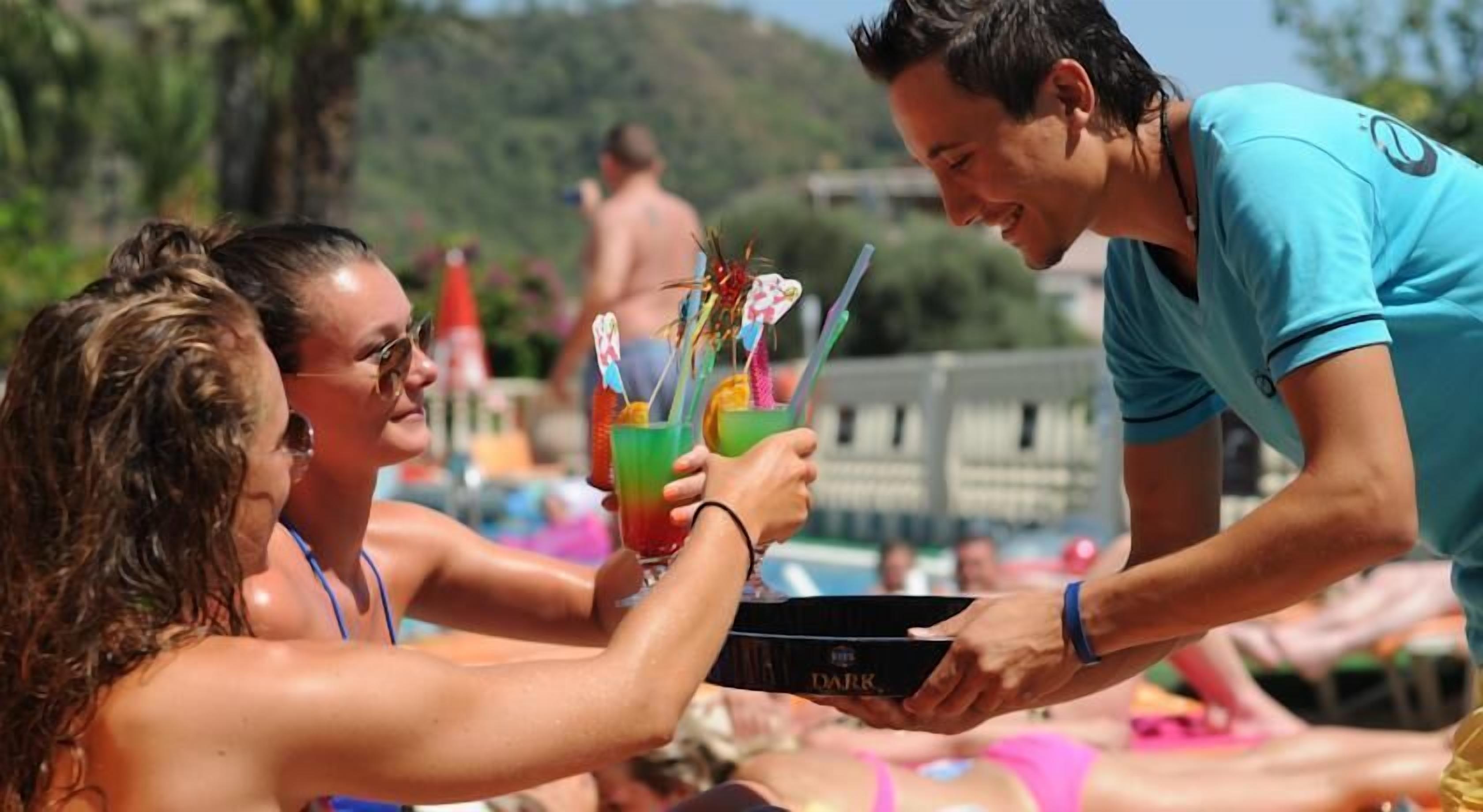 Serveert ontbijt, lunch, diner, internationale gerechten 