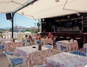 Piscine extérieure, parasols de plage, chaises longues