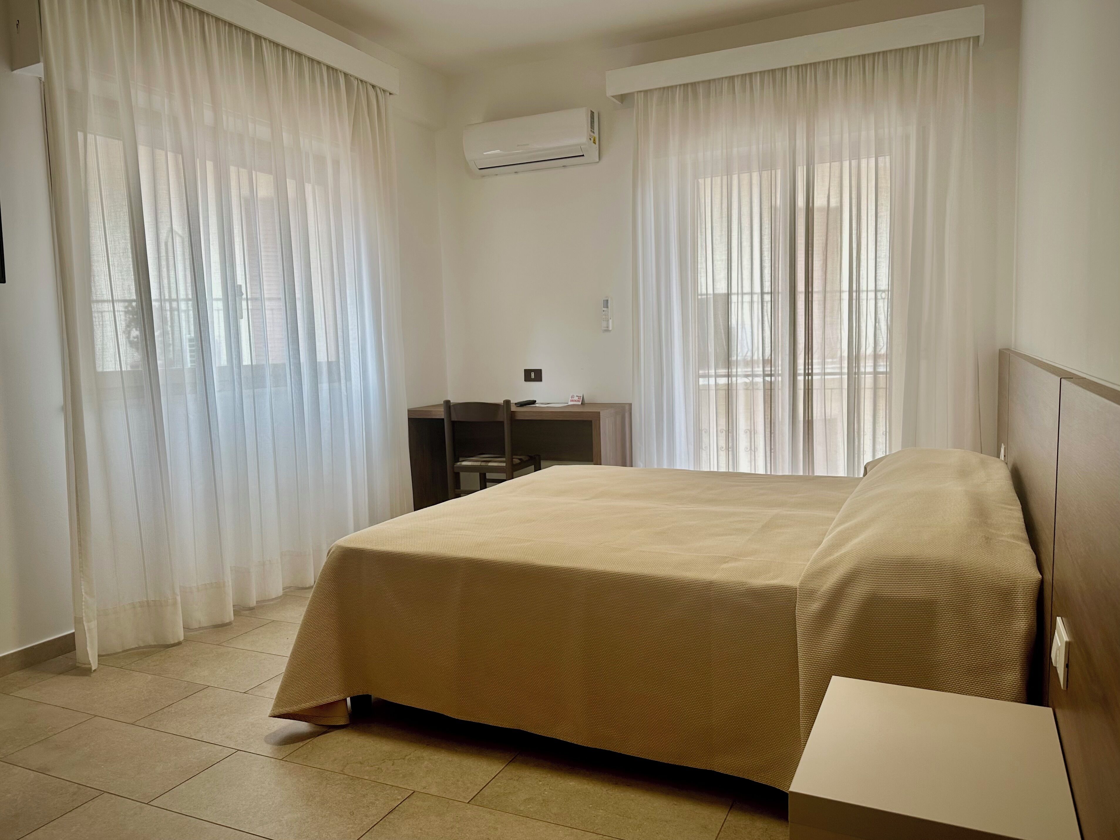 Camera Matrimoniale/Doppia con Letti Singoli con Vista Piscina | Desk, cribs/infant beds, bed sheets