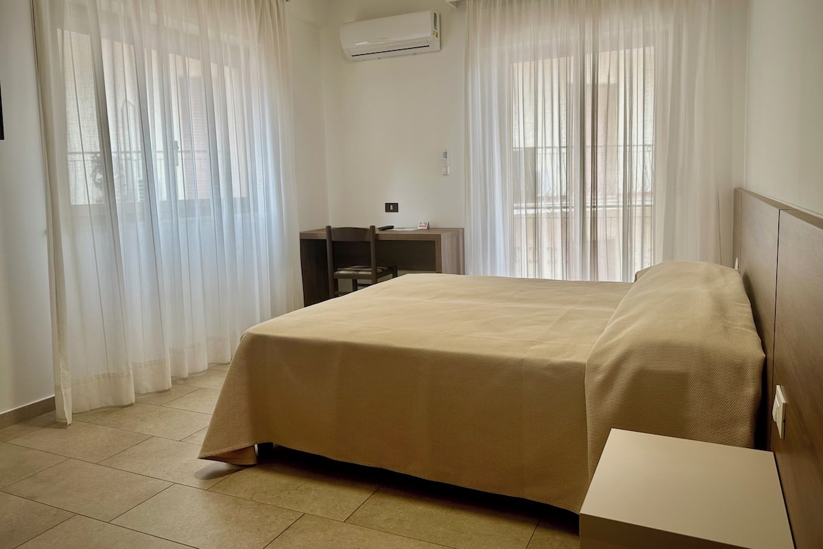 Camera Matrimoniale/Doppia con Letti Singoli con Vista Piscina | Bureau, lits bébé (en supplément), draps fournis