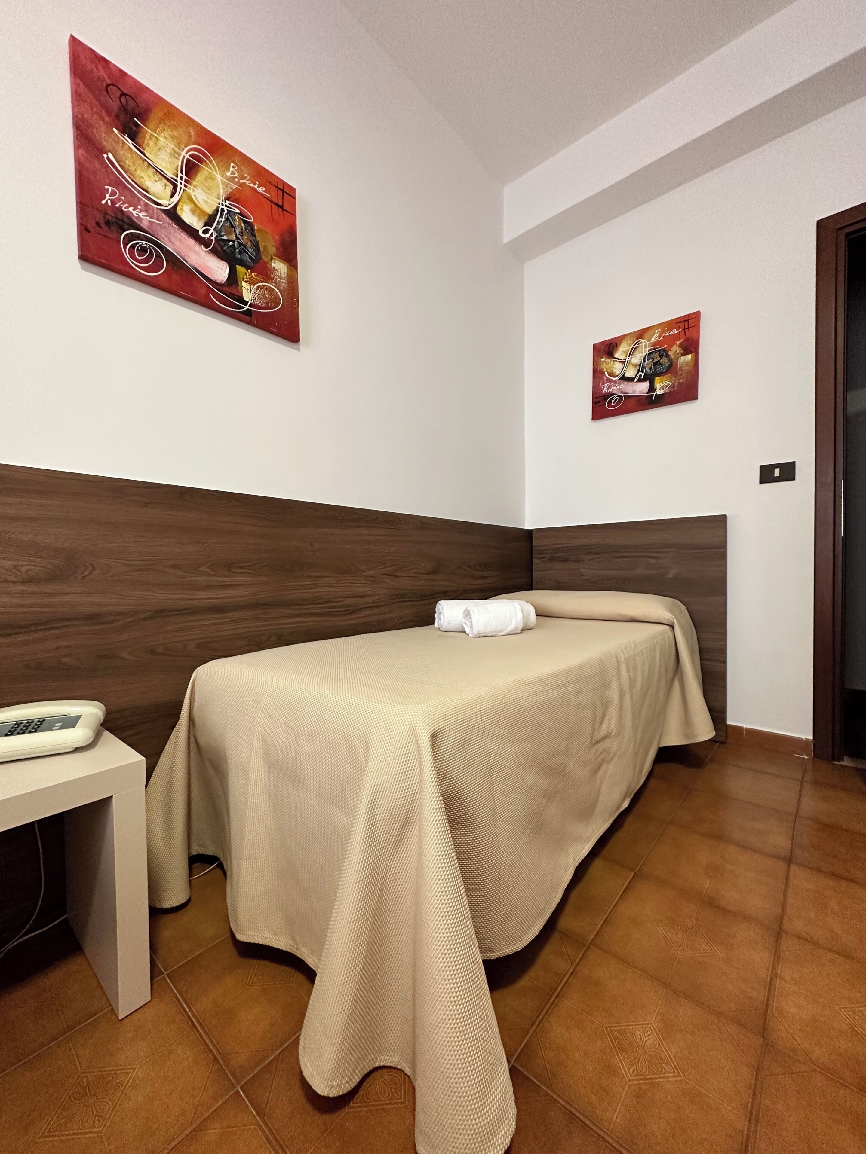 Camera Tripla con balcone vista piscina | 办公桌、婴儿床、床单