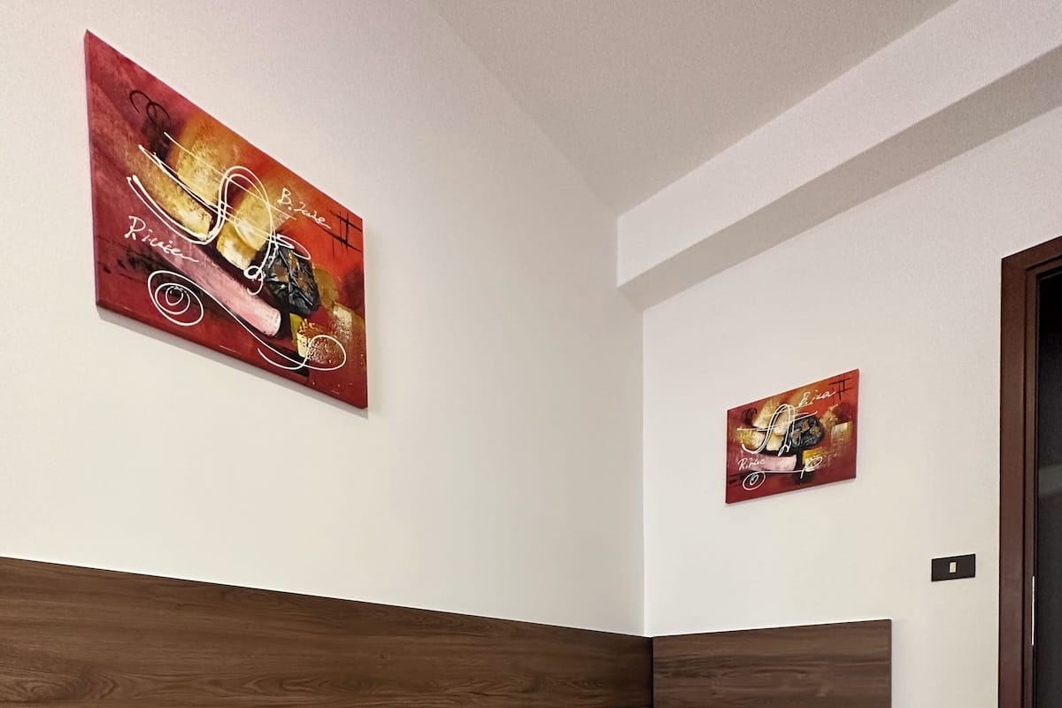 Camera Tripla con balcone vista piscina | 책상, 유아용 침대, 침대 시트