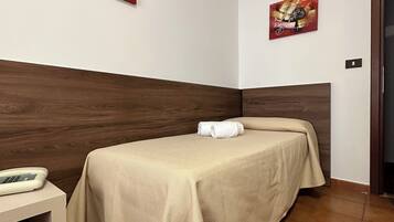 Camera Tripla con balcone vista piscina | Una scrivania, culle/letti per bambini (a pagamento), lenzuola