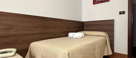 Camera Tripla con balcone vista piscina | Desk, cribs/infant beds, bed sheets