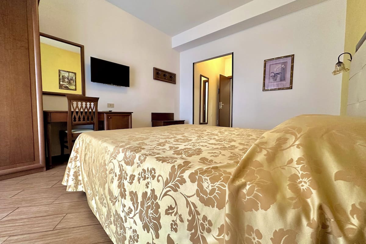 Camera Superior Matrimoniale/Doppia con Letti Singoli con Vista Mare Laterale | 책상, 유아용 침대, 침대 시트