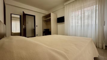 Camera Matrimoniale/Doppia con Letti Singoli con Vista Piscina | Cassaforte