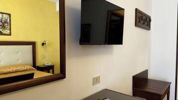 Camera Superior Matrimoniale/Doppia con Letti Singoli con Vista Mare Laterale | Televisione