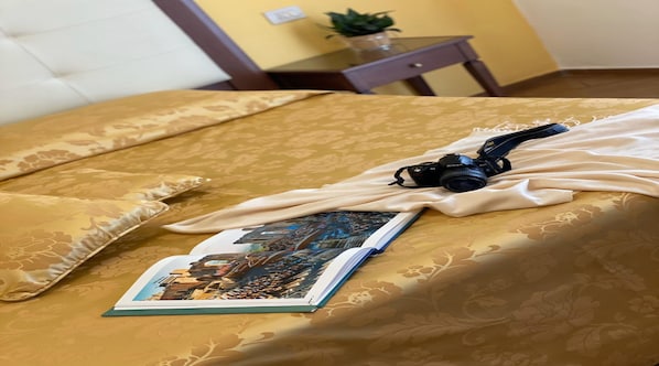 Superior Double Room | Desk, cots/infant beds, bed sheets