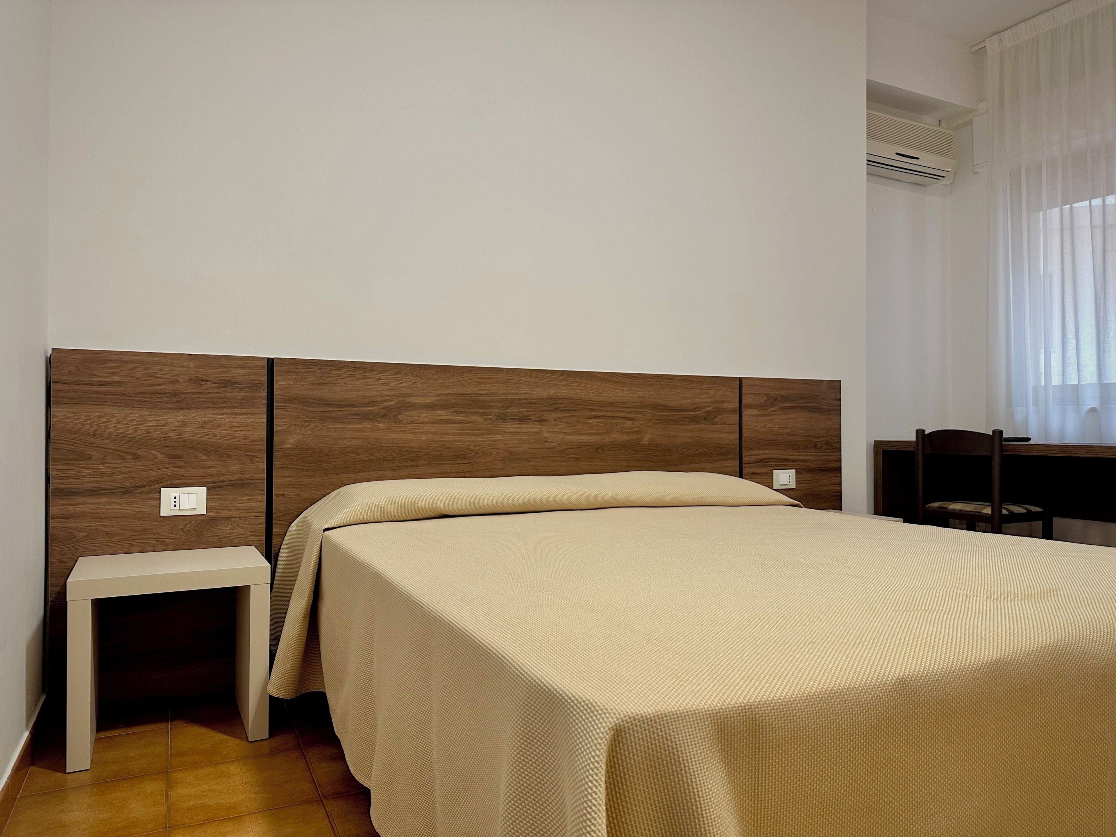 Camera Economy Matrimoniale/Doppia con Letti Singoli | Desk, cribs/infant beds, bed sheets