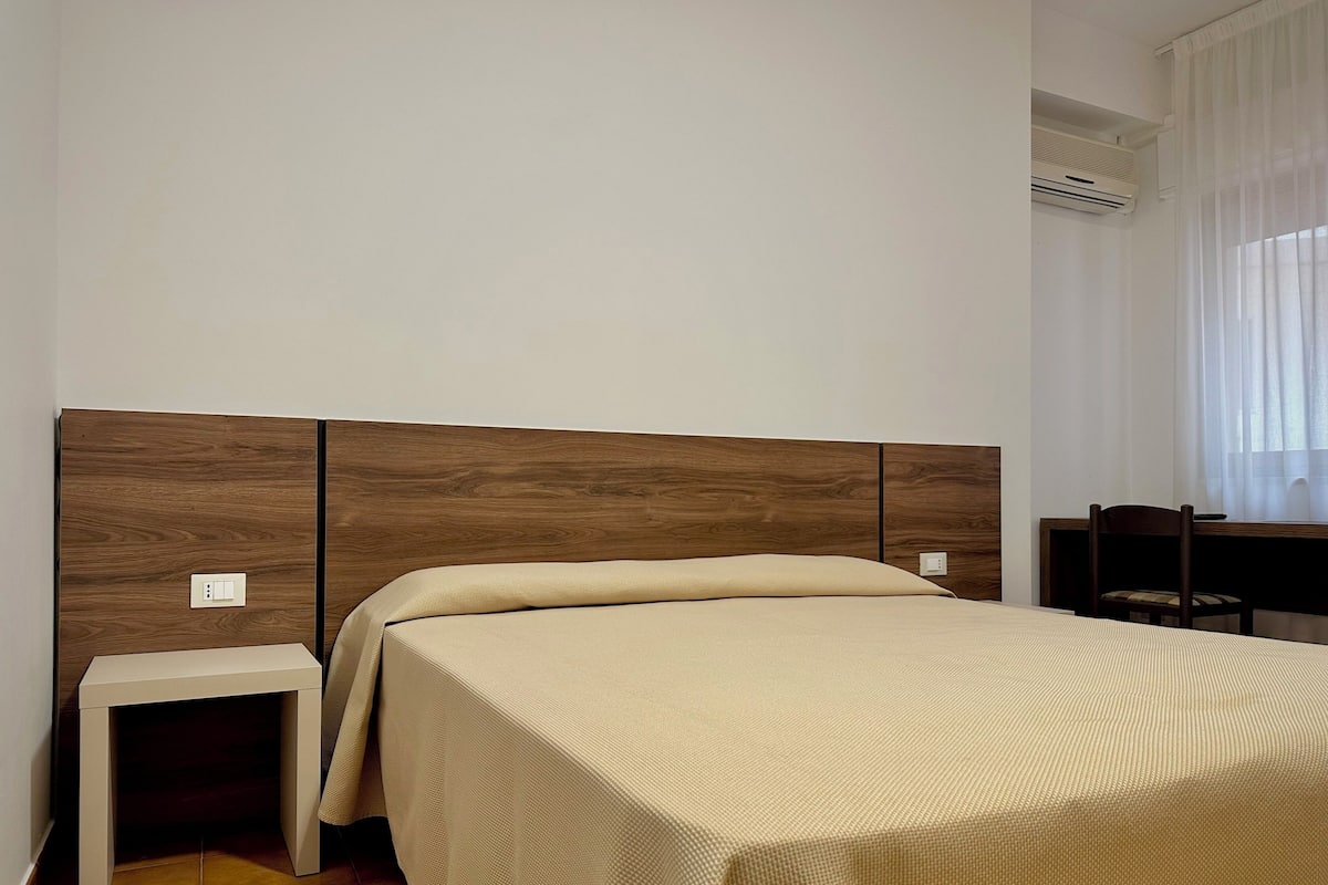 Camera Economy Matrimoniale/Doppia con Letti Singoli | Bureau, lits bébé (en supplément), draps fournis