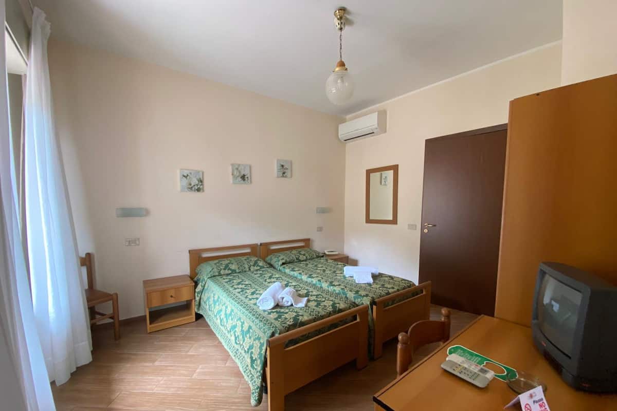 Habitación económica con 1 cama matrimonial o 2 individuales | Escritorio, cunas y ropa de cama