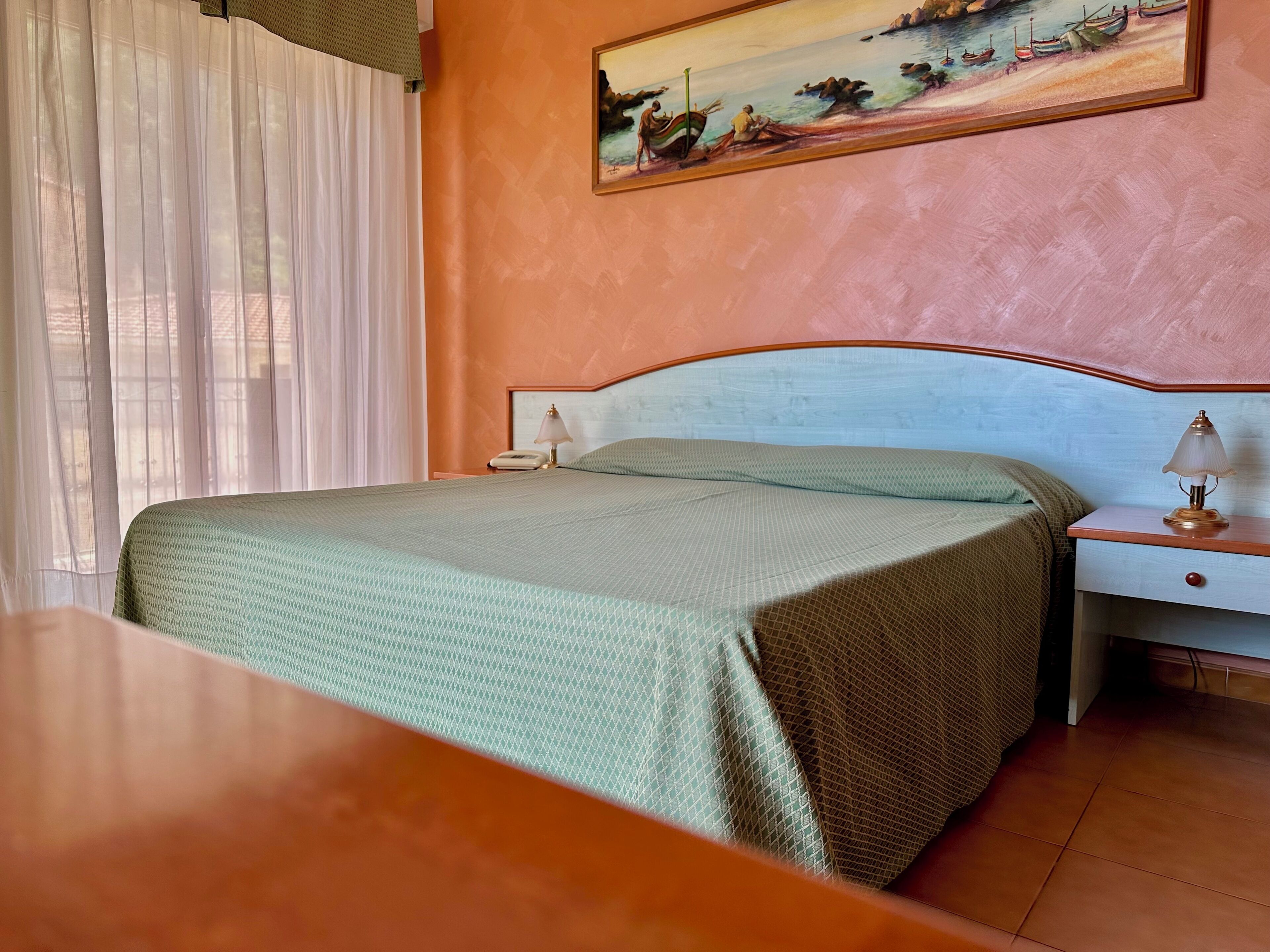 Camera Matrimoniale/Doppia con Vista Mare | Desk, cribs/infant beds, bed sheets
