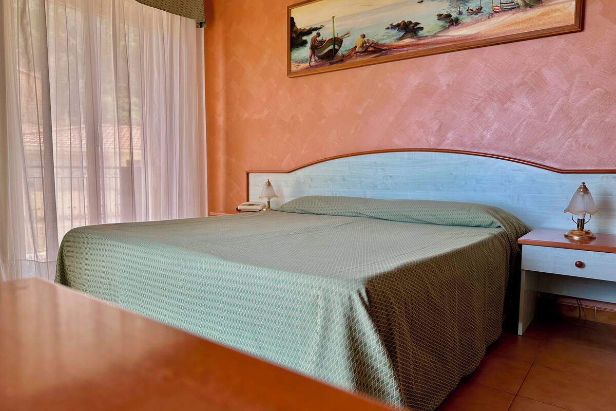 Camera Matrimoniale/Doppia con Vista Mare | Bureau, lits bébé (en supplément), draps fournis