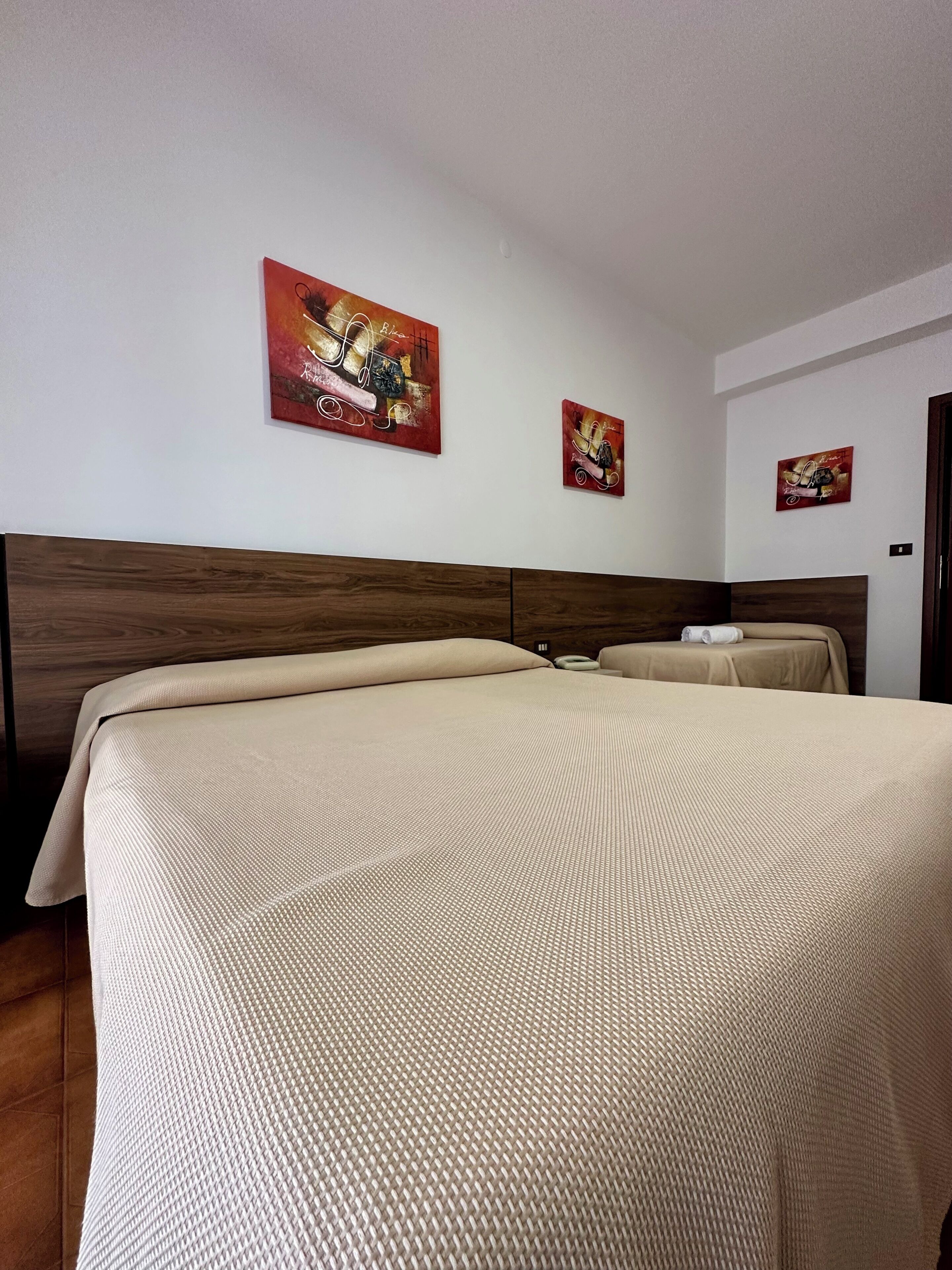 Camera Tripla con balcone vista piscina | Desk, cribs/infant beds, bed sheets