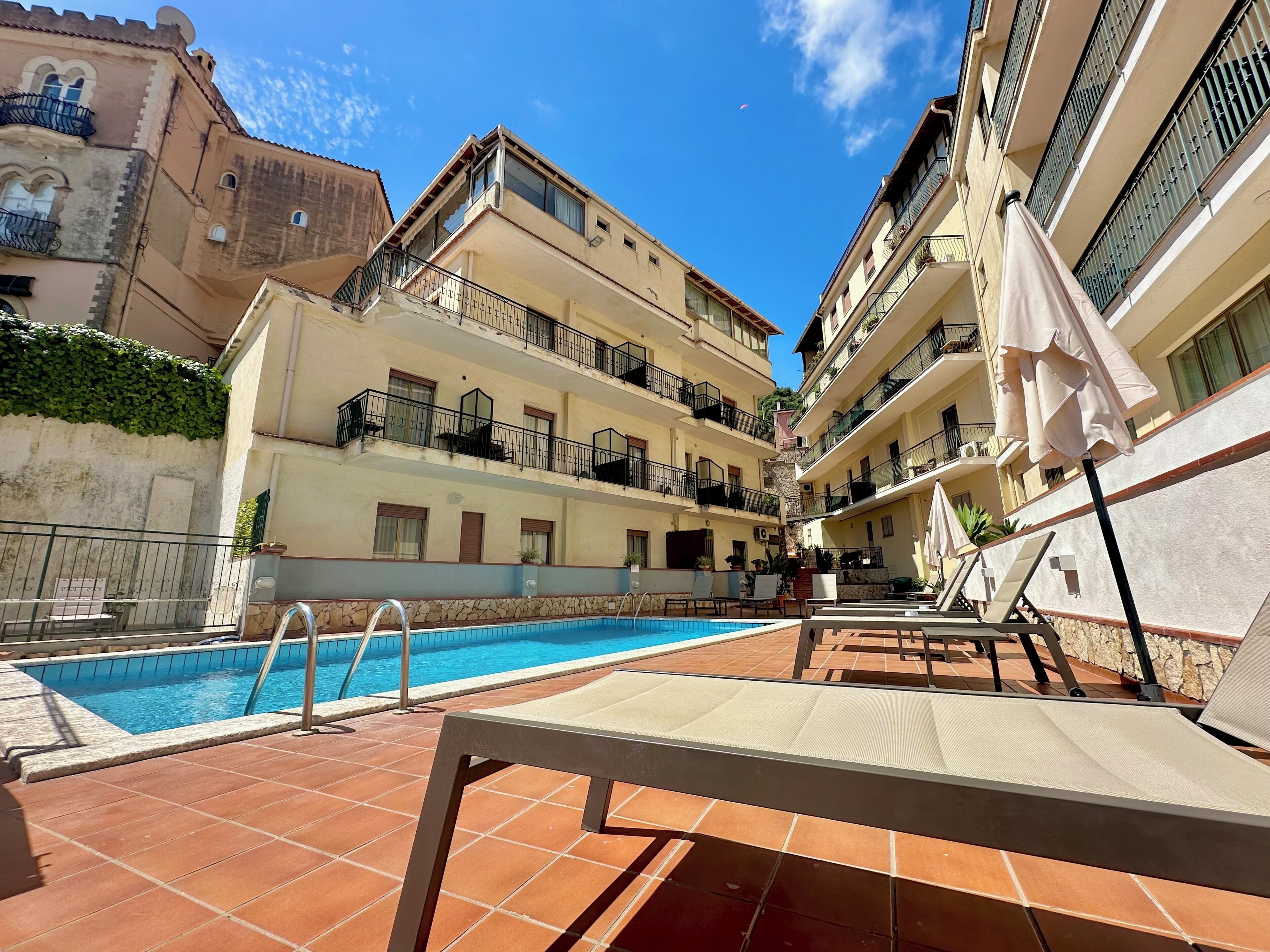 Hồ bơi ngoài trời, mở cửa từ 9:00 đến 19:00, dù/ô trên bãi biển/hồ bơi 