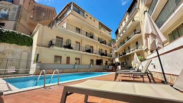 Outdoor pool, open 9:00 AM to 7:00 PM, pool umbrellas, pool loungers