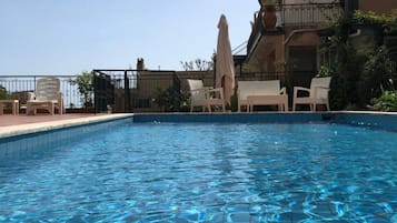 Piscina all'aperto, ombrelloni da piscina, lettini