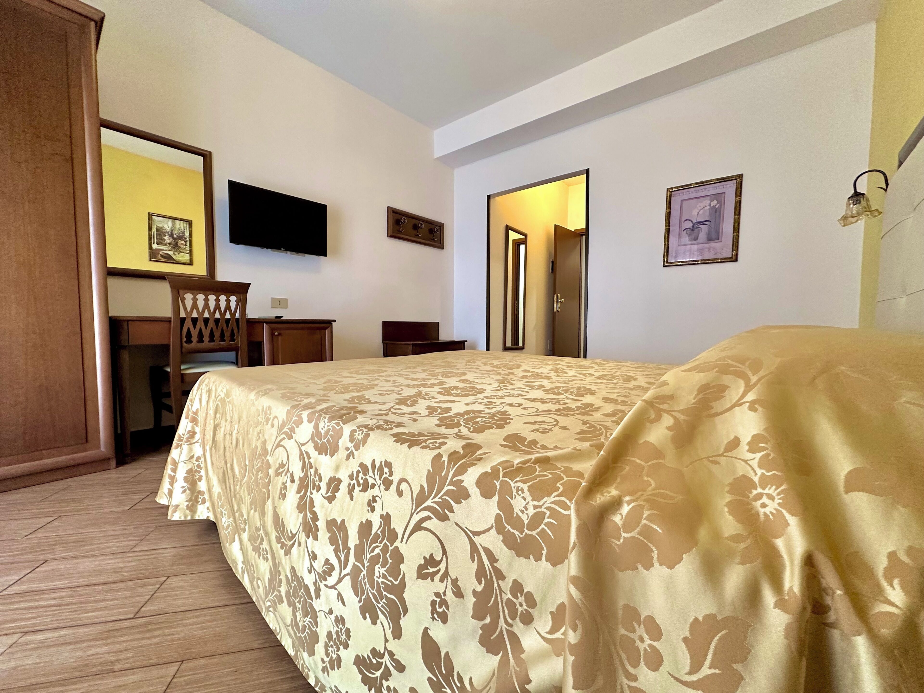 Camera Superior Matrimoniale/Doppia con Letti Singoli con Vista Mare Laterale | Desk, cribs/infant beds, bed sheets