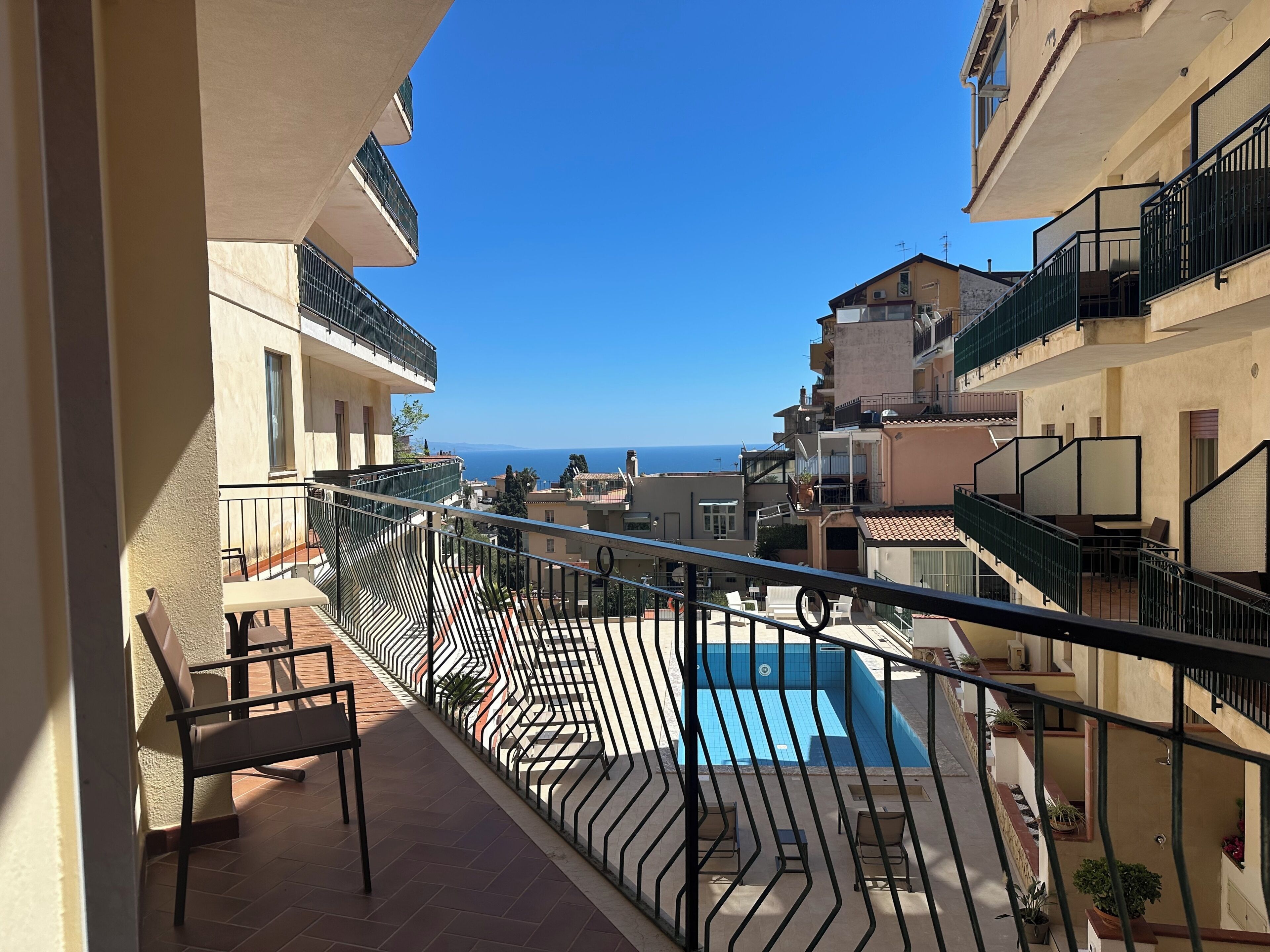 Camera Quadrupla con balcone vista piscina | Balcony view