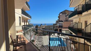 Camera Quadrupla con balcone vista piscina | Balcony view