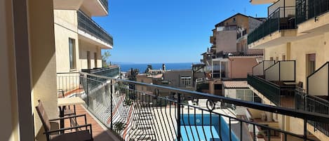 Camera Quadrupla con balcone vista piscina | Utsikt fra balkong