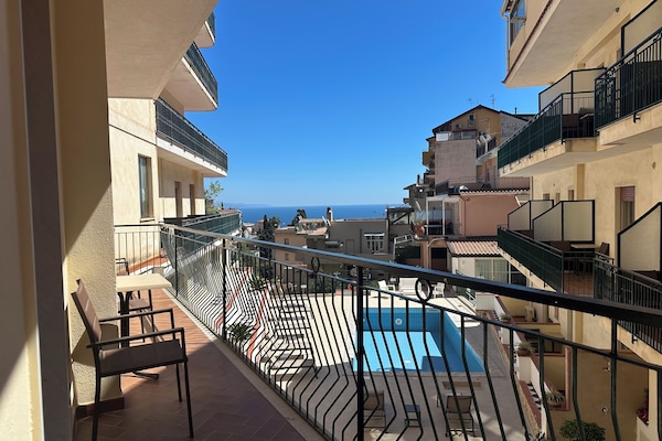 Camera Quadrupla con balcone vista piscina | Balcony view