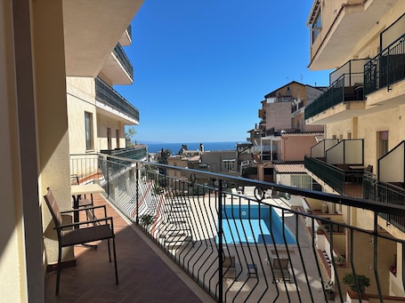 Camera Quadrupla con balcone vista piscina | Balcony view. Hotel Soleado
