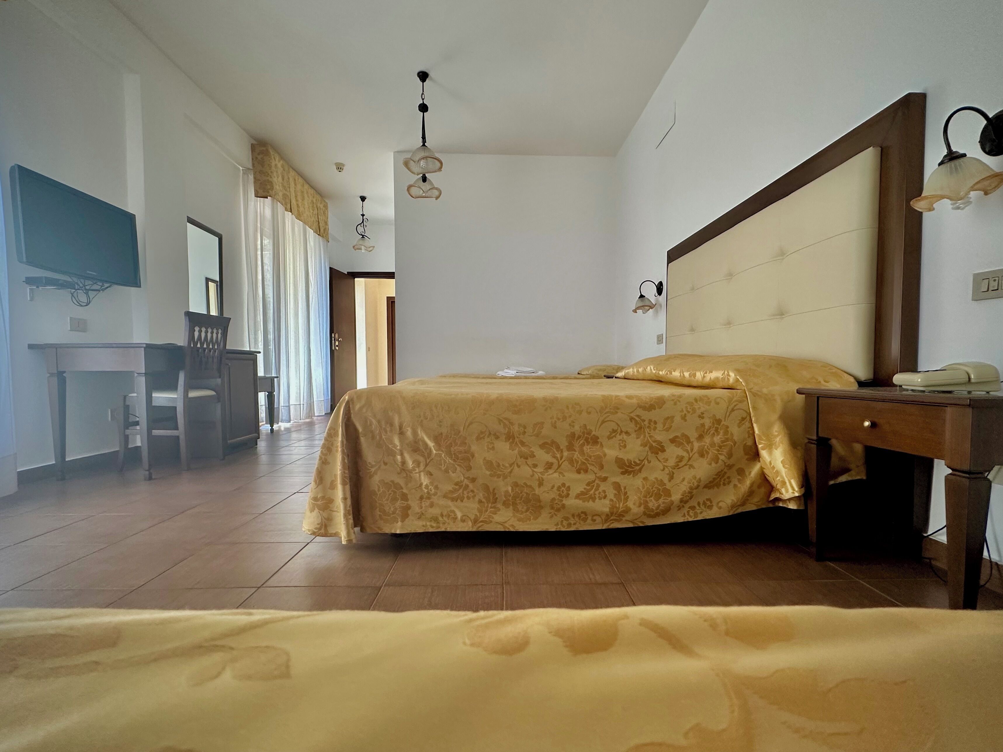 Camera Quadrupla con balcone vista piscina | 办公桌、婴儿床、床单