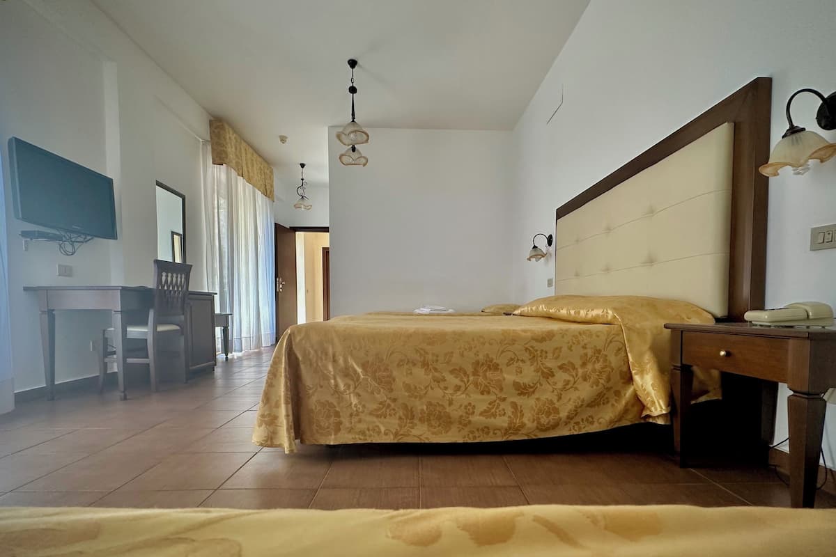 Camera Quadrupla con balcone vista piscina | 책상, 유아용 침대, 침대 시트