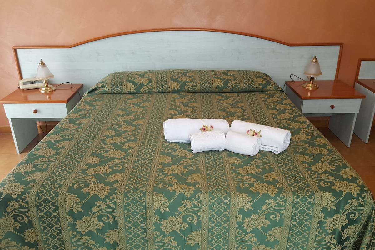 Escritorio, cunas y ropa de cama