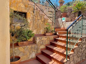 Handrails in stairways - Hotel Soleado (Taormina)