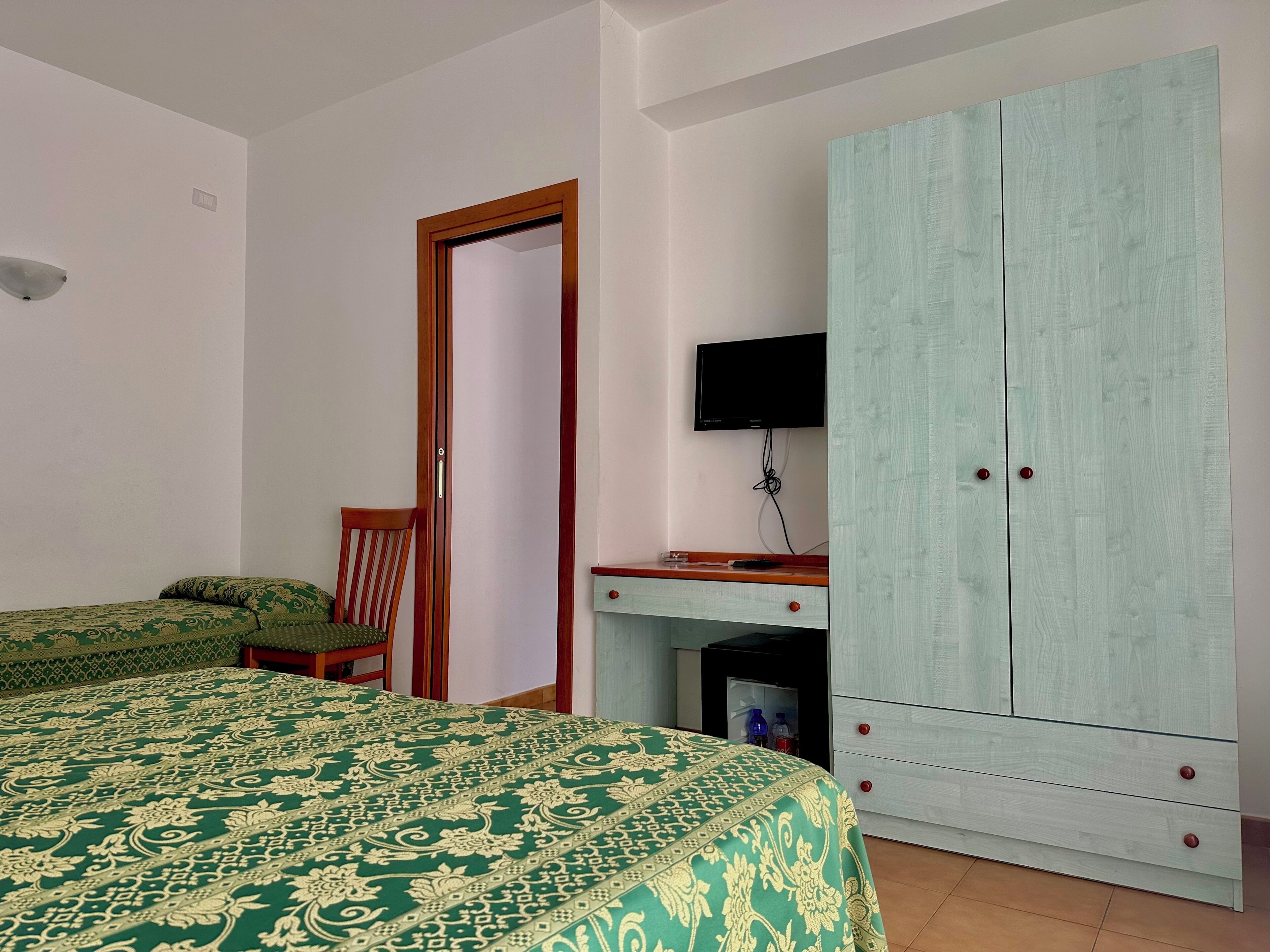 Camera Familiare con Bagno Privato | Desk, cribs/infant beds, bed sheets