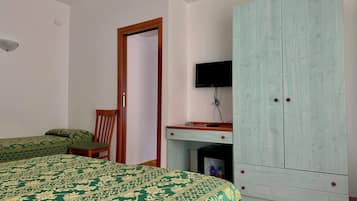 Camera Familiare con Bagno Privato | Desk, cribs/infant beds, bed sheets