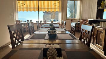 Colazione continentale, servita tutte le mattine (8 EUR a persona)