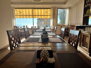 Dagelijks continentaal ontbijt (EUR 8 per persoon)