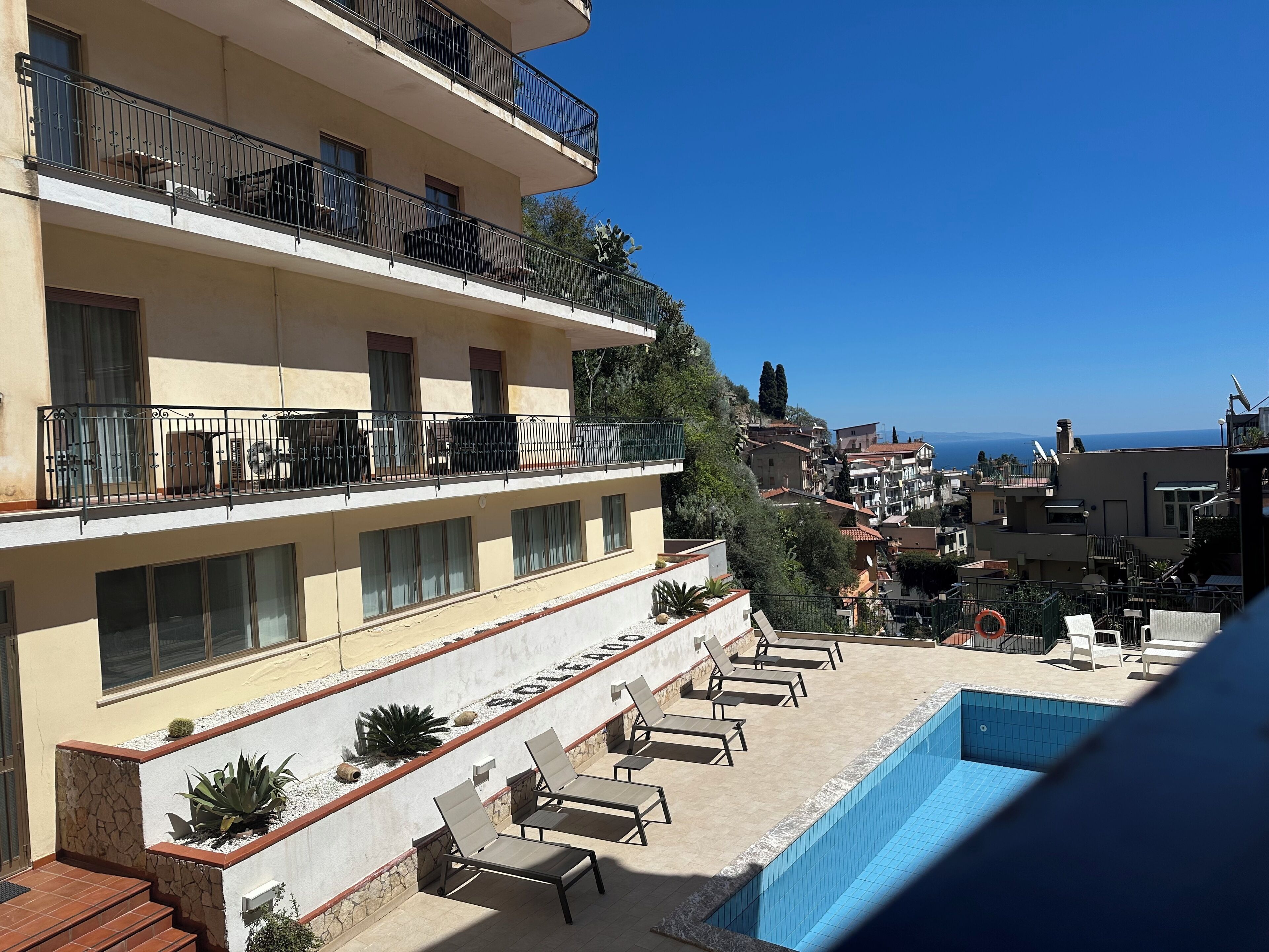 Camera Matrimoniale/Doppia con Letti Singoli con Vista Piscina | Vista balcone