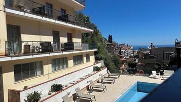 Camera Matrimoniale/Doppia con Letti Singoli con Vista Piscina | Vista balcone