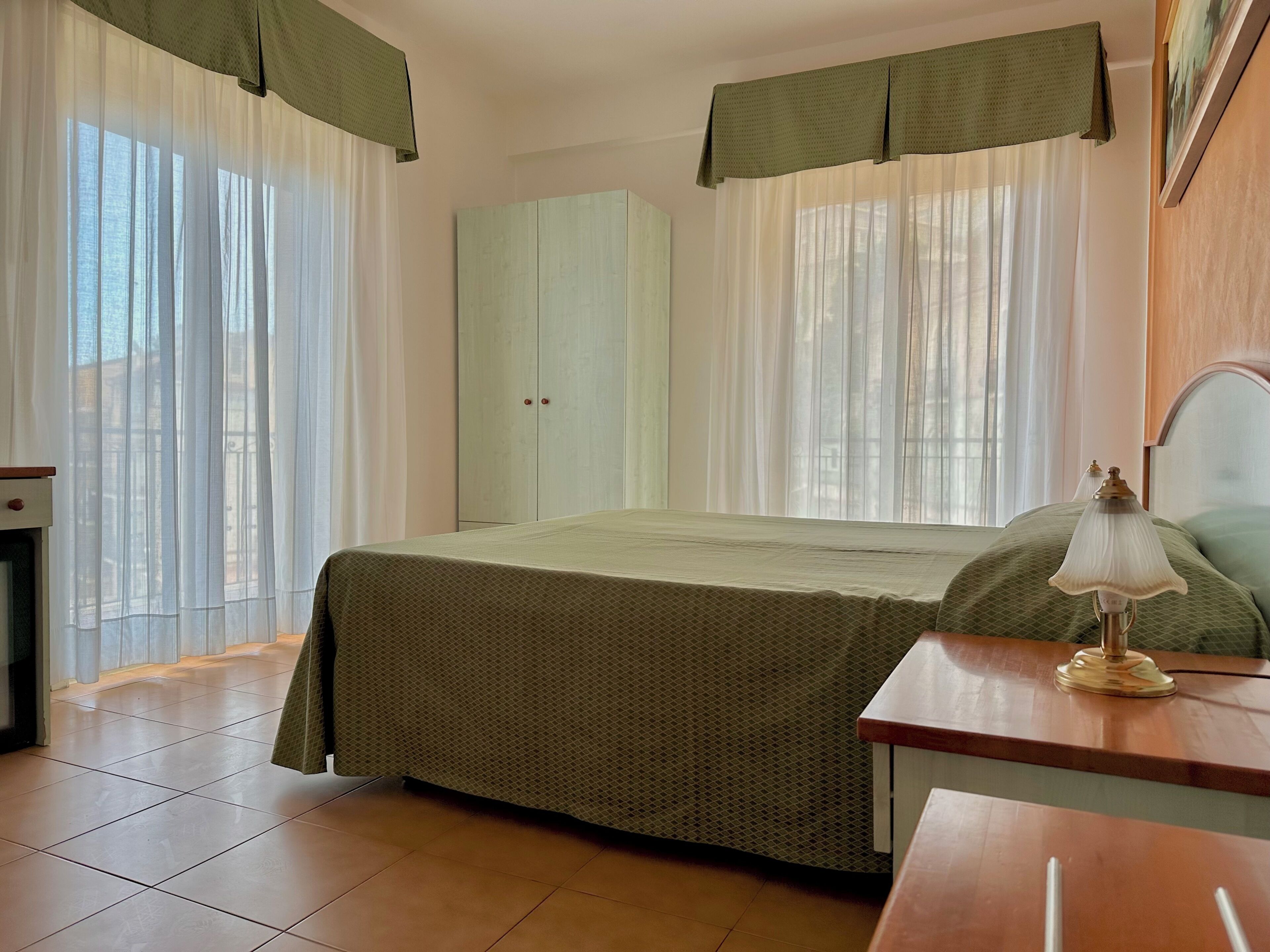 Camera Matrimoniale/Doppia con Vista Mare | 办公桌、婴儿床、床单